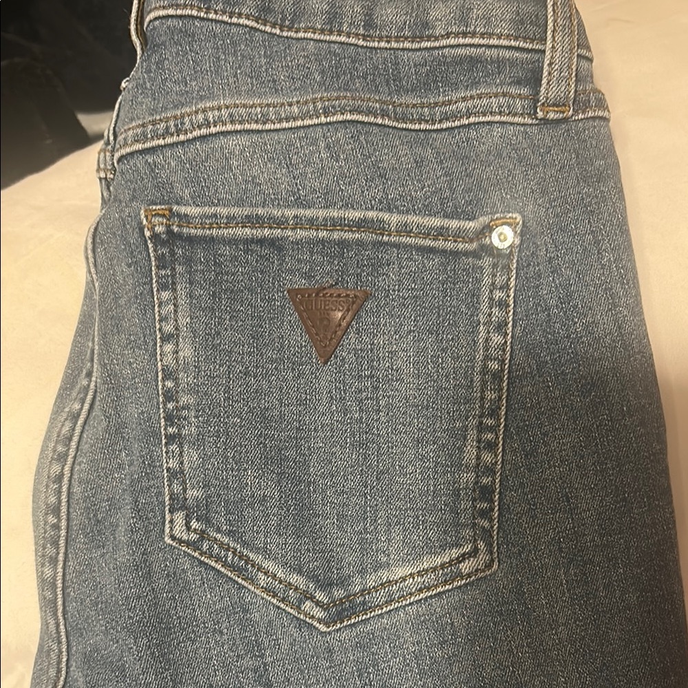 Guess Blue Jeans with Classic Medium-Wash and Subtle Fading